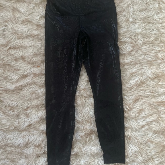 90’Degree Obsidian Snakeskin Foil UpLift Leggings - Picture 9 of 11